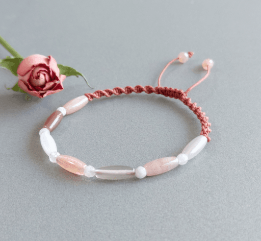 고요한 아름다움' 6월의 탄생석 문스톤 매듭 팔찌