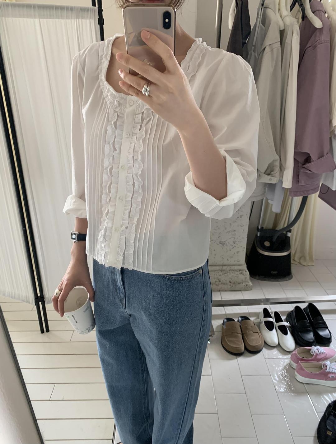 아파트먼트프라토 [GABRIELLE] 가브리엘 키이라 블라우스 스쿱넥 핀턱 레이스 긴팔 셔츠 (2color)