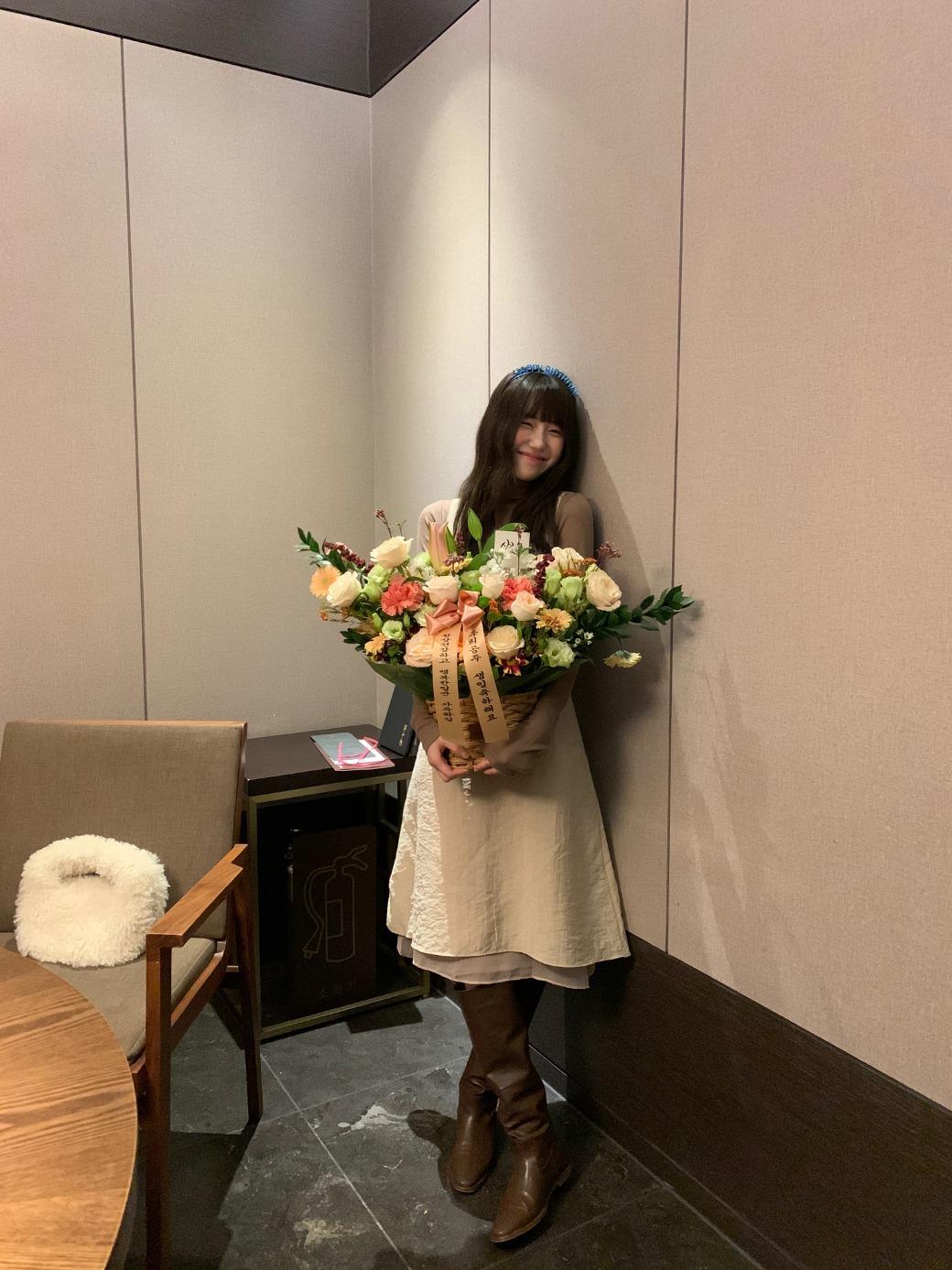 프릴리 PA. Sheer Lace Midi Dress