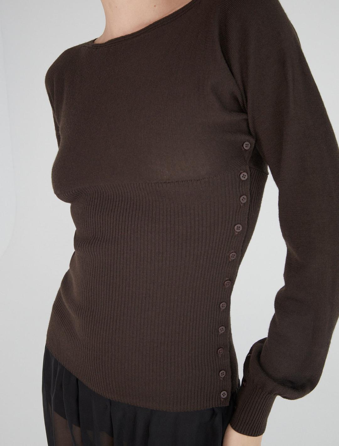 FA-Flat cross-shaped top with buttons along the sides and sleeves for closure