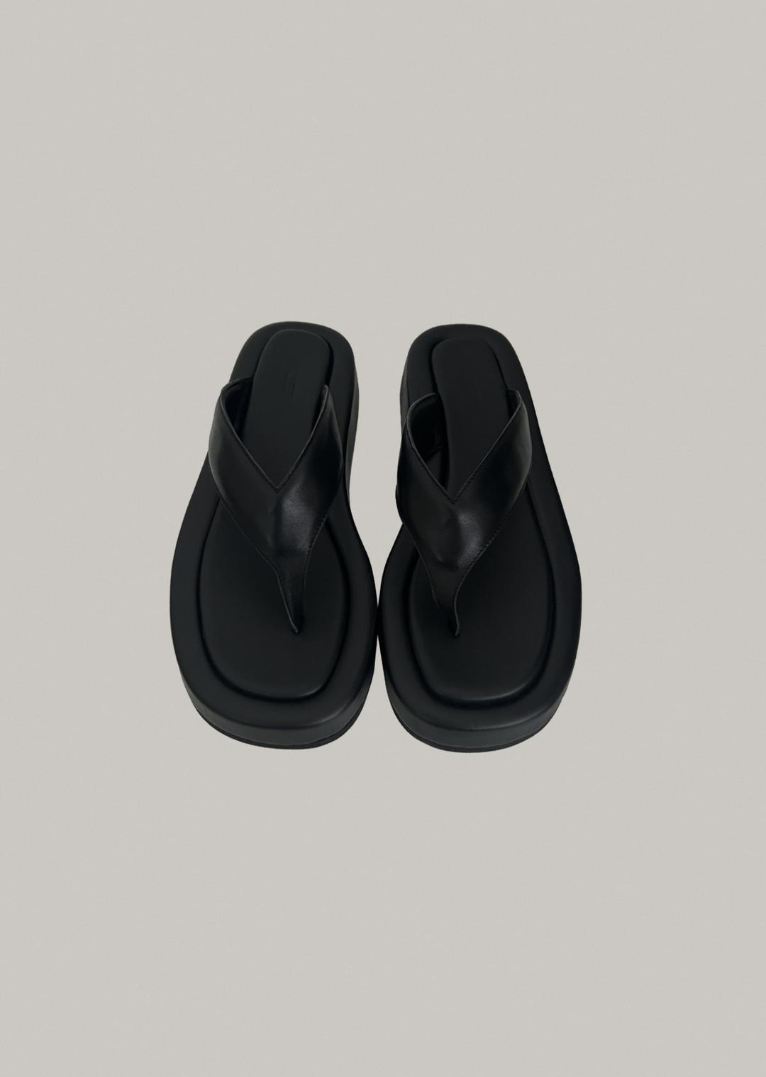 pillow flip flop (black)
