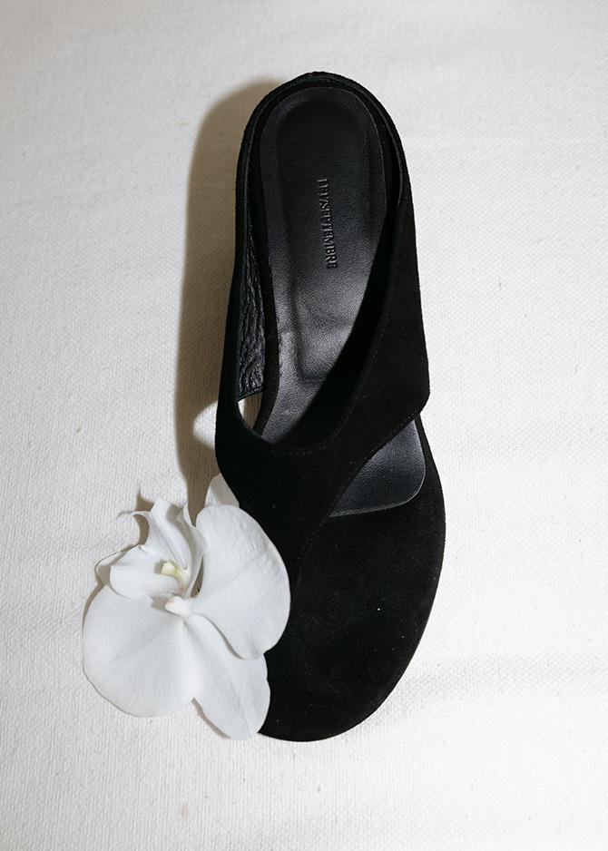 SUEDE WEDGE MULES [BLACK]