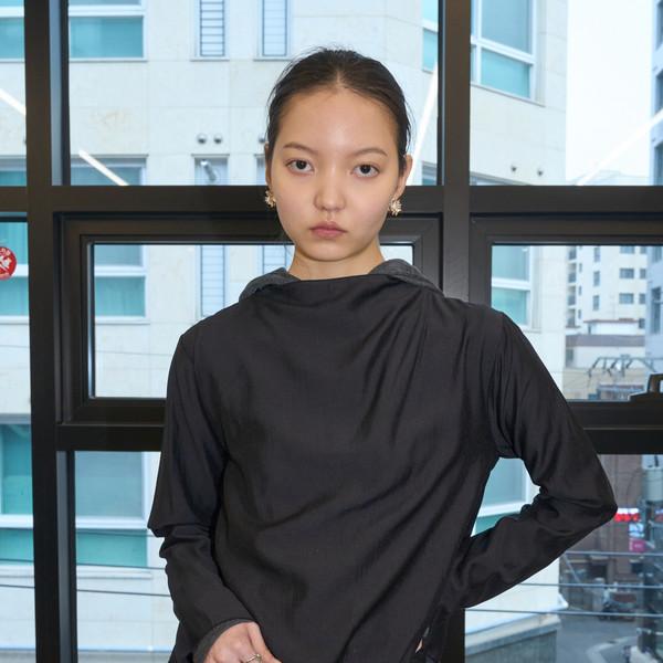 Essential Mock-Neck Blouse (Black)