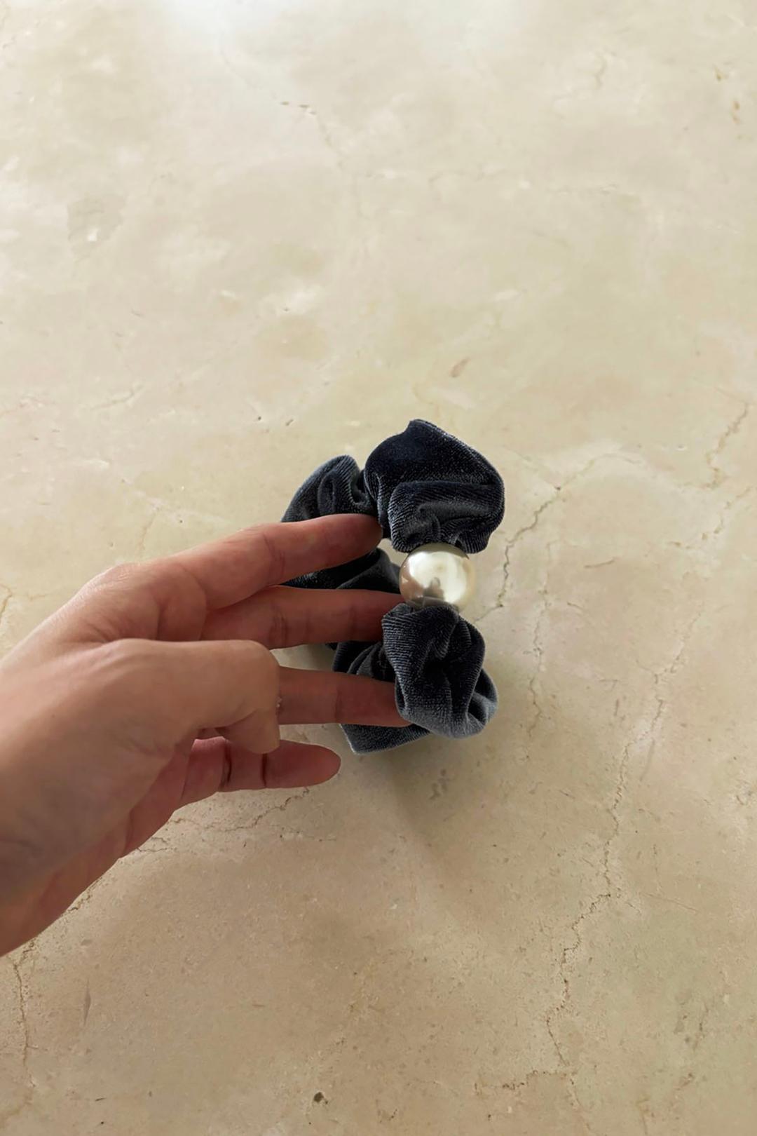 Bell pearl scrunchie (2C)