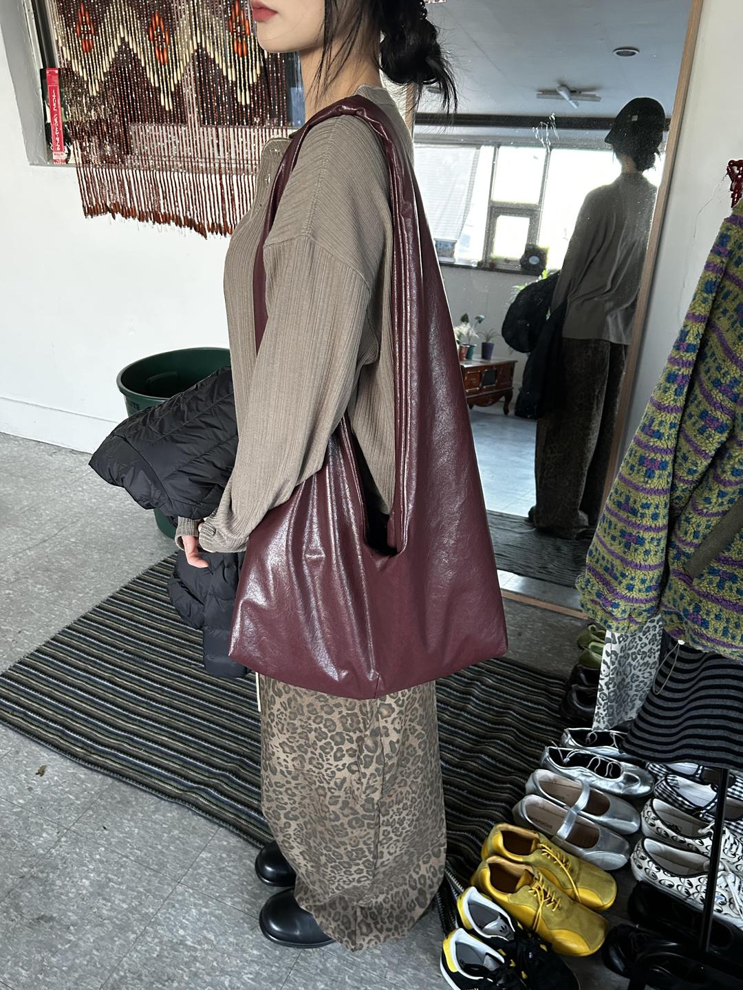 gleam string leather shoulder bag