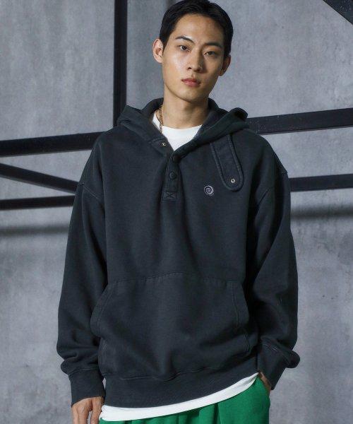 하이커 피그먼트 버튼 다운 후드티 블랙 차콜