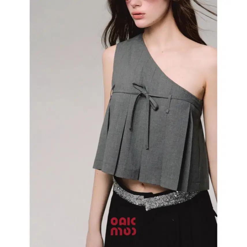 OAKMOO 나시 블라우스 프래그먼트 그레이 I자 플리츠 캐미솔