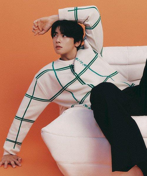 [23FW] LJF51203 오프화이트 세미오버핏 체크 자수 풀오버