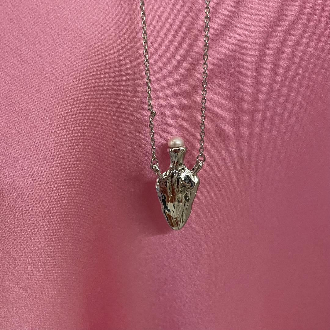 Vase Pearl Necklace