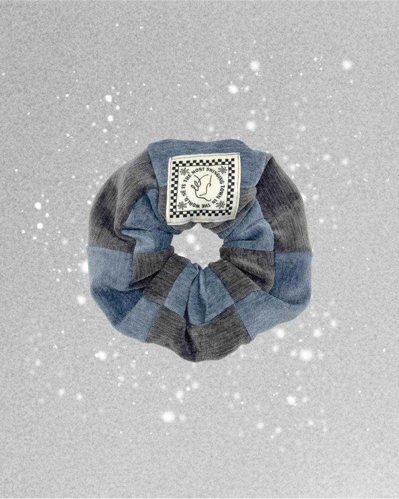 [네] NÉ 벨벳 모드스크런치_더스티 블루 체커드 / Velvet Mod Scrunchie_dusty blue chequered
