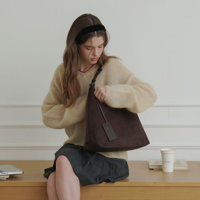플럼 스웨이드 호보백 Flume Suede Hobo Bag_Dark Brown