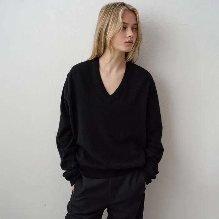 에센셜 브이넥 니트_black