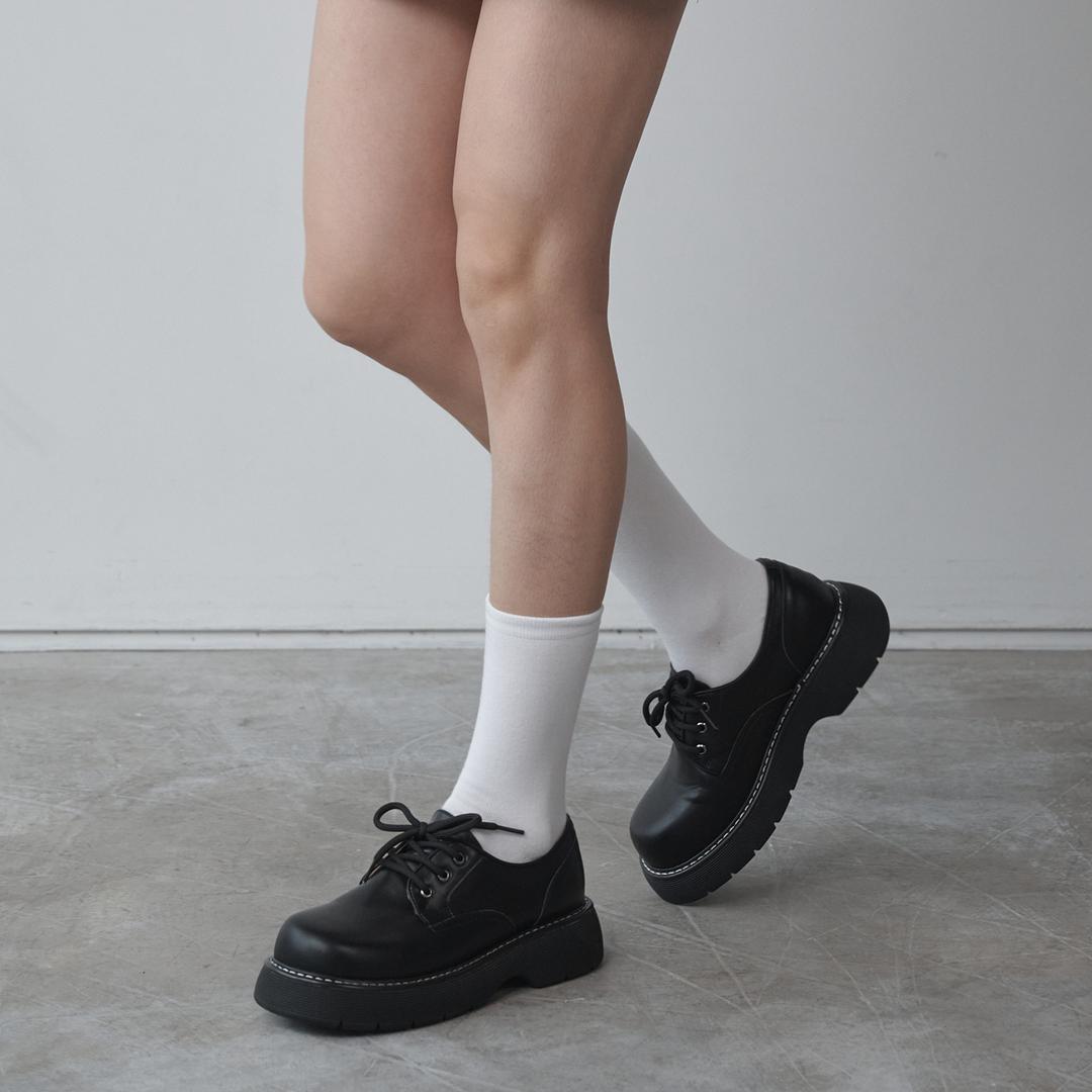 솔트앤초콜릿 (11/14, 예약배송)[정소민 착용]라운드 토 스티치 레이스업 로퍼 412215009 (4.5cm)