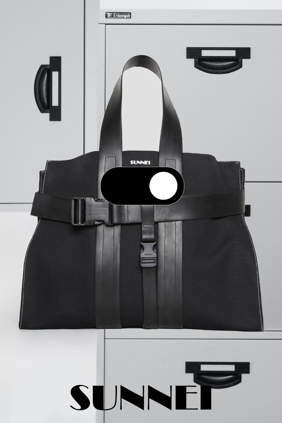 SUNNEI : PARALELLEPIPEDO MESSENGER BAG (BLACK/BLACK)