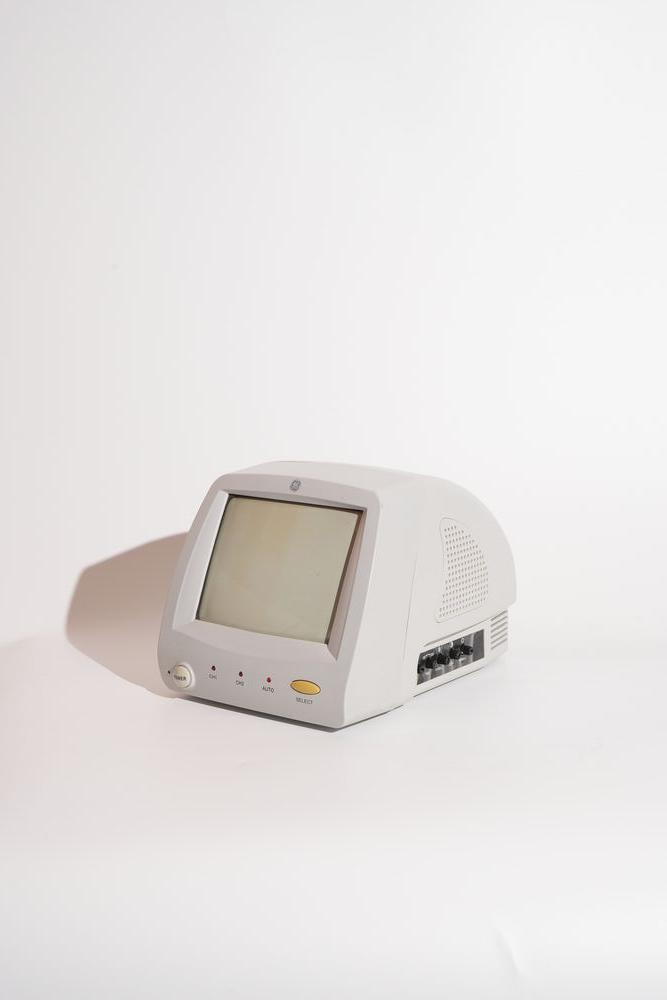 [GE] POETABLE 3 1/4” TELEVISION