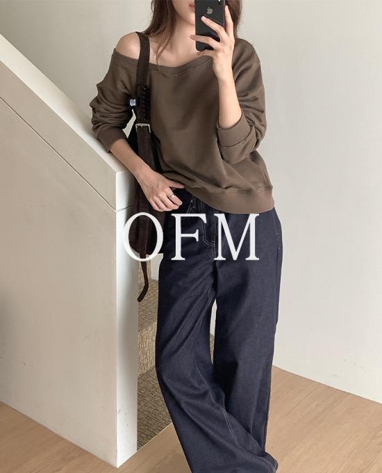 메리어라운드 [신상할인][가을신상🍁][간절기][무료배송][ofm] 세미 크롭 원 오프 숄더 맨투맨 (mtm)