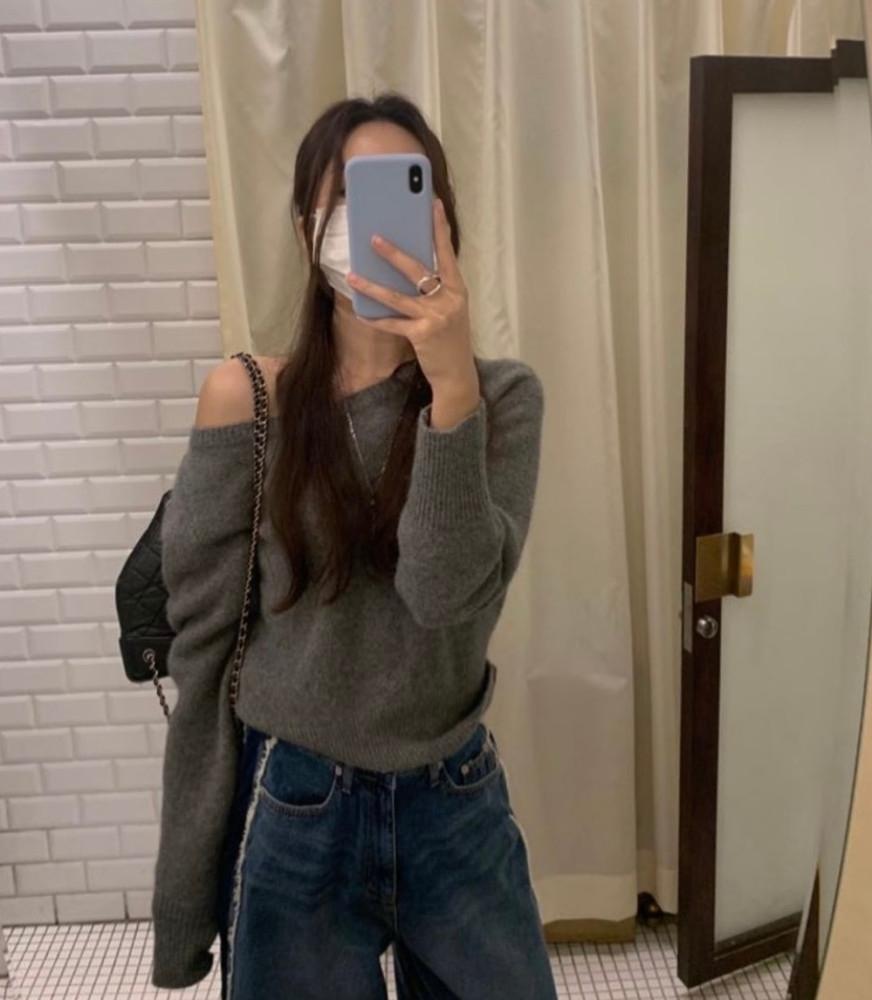 (아이보리당일) poster 포스터 라쿤 숄더니트 3color