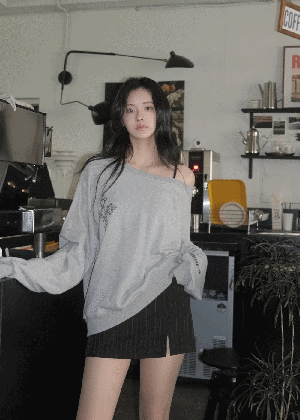 미카엘 원 오프숄더 루즈핏 맨투맨