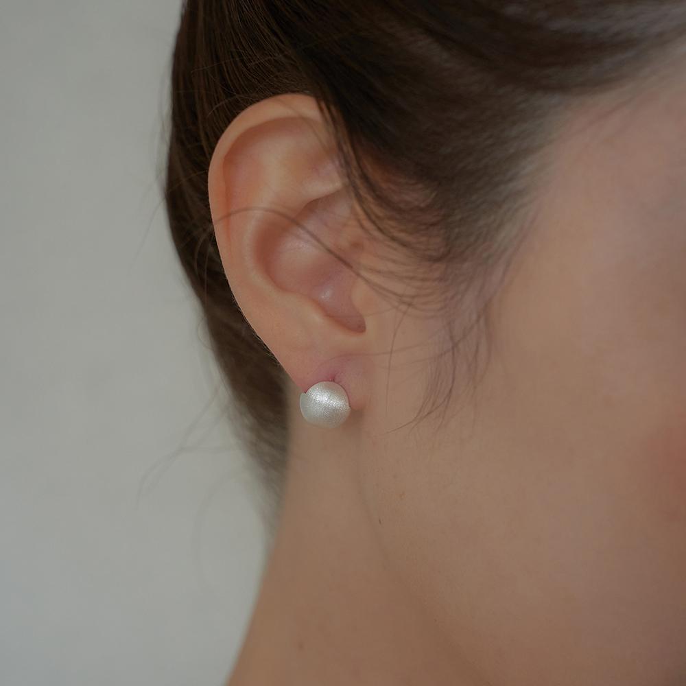테나시트 sand texture earring(10mm)