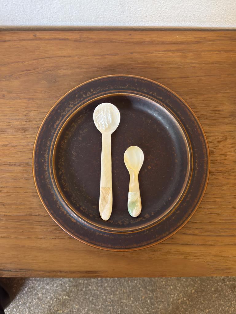 sea shell로 핸들 끝을 장식한 자개 스푼