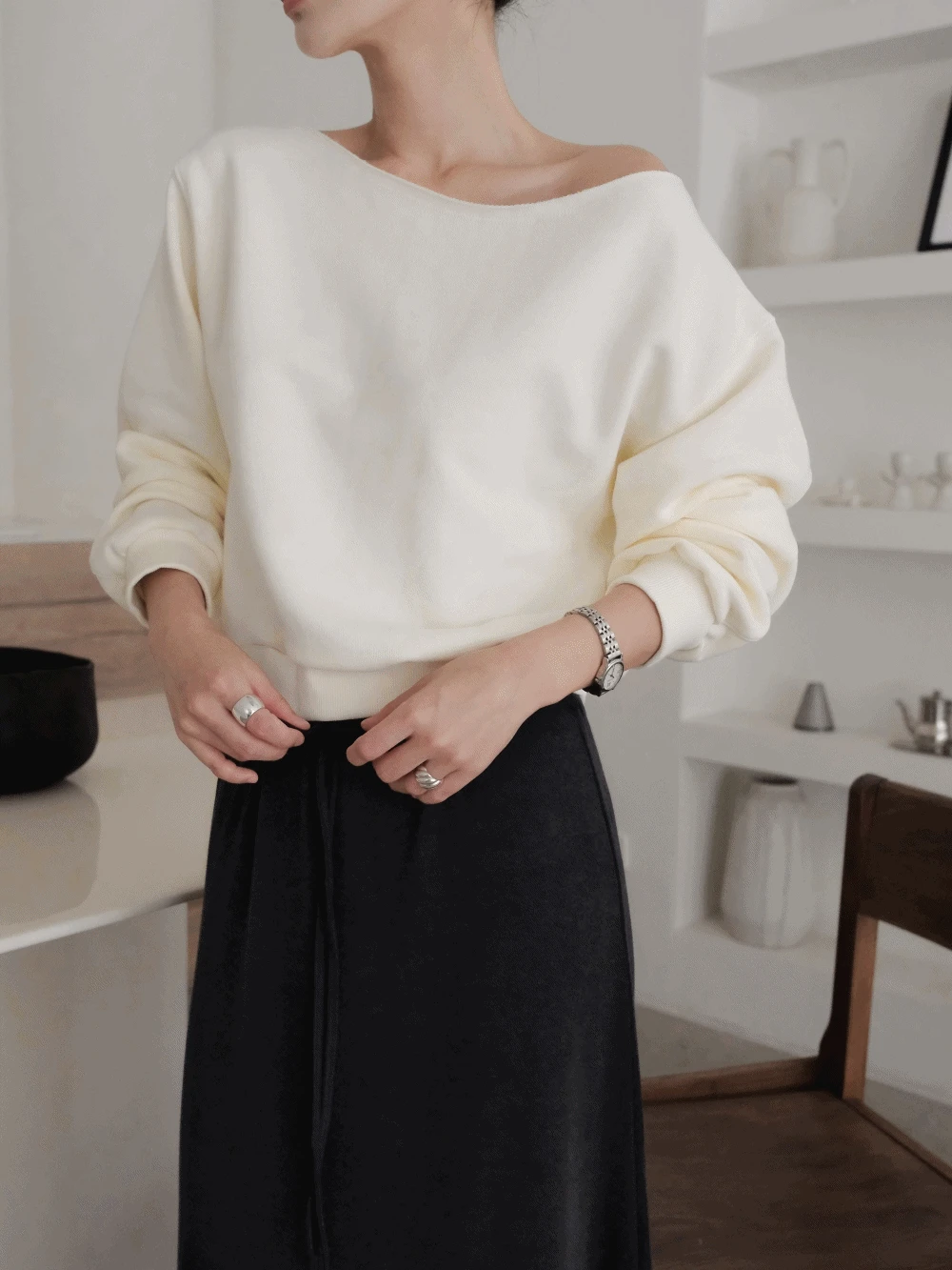 네리스 오프숄더 크롭 맨투맨_Neris mtm