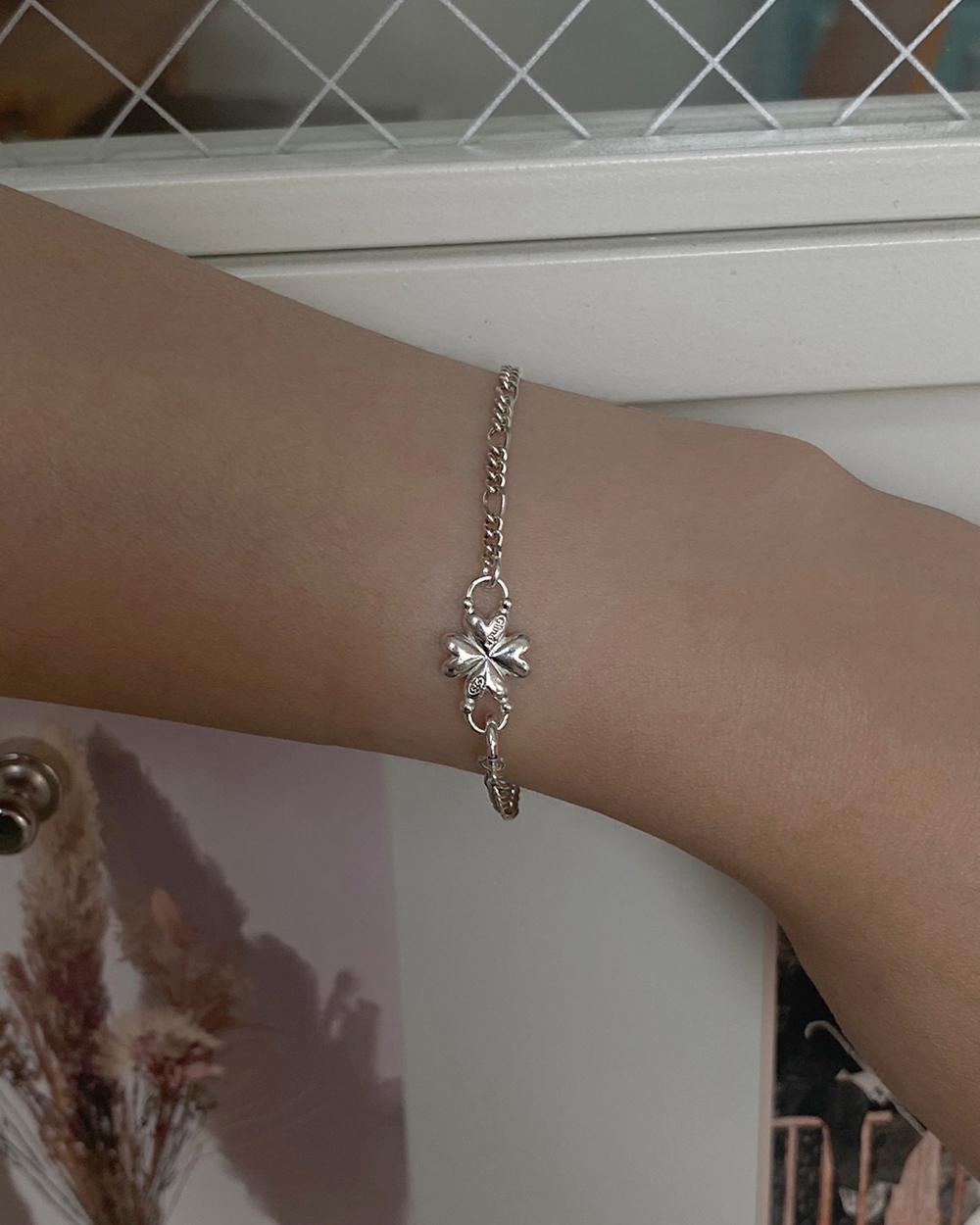 Lucky Silver Clover B