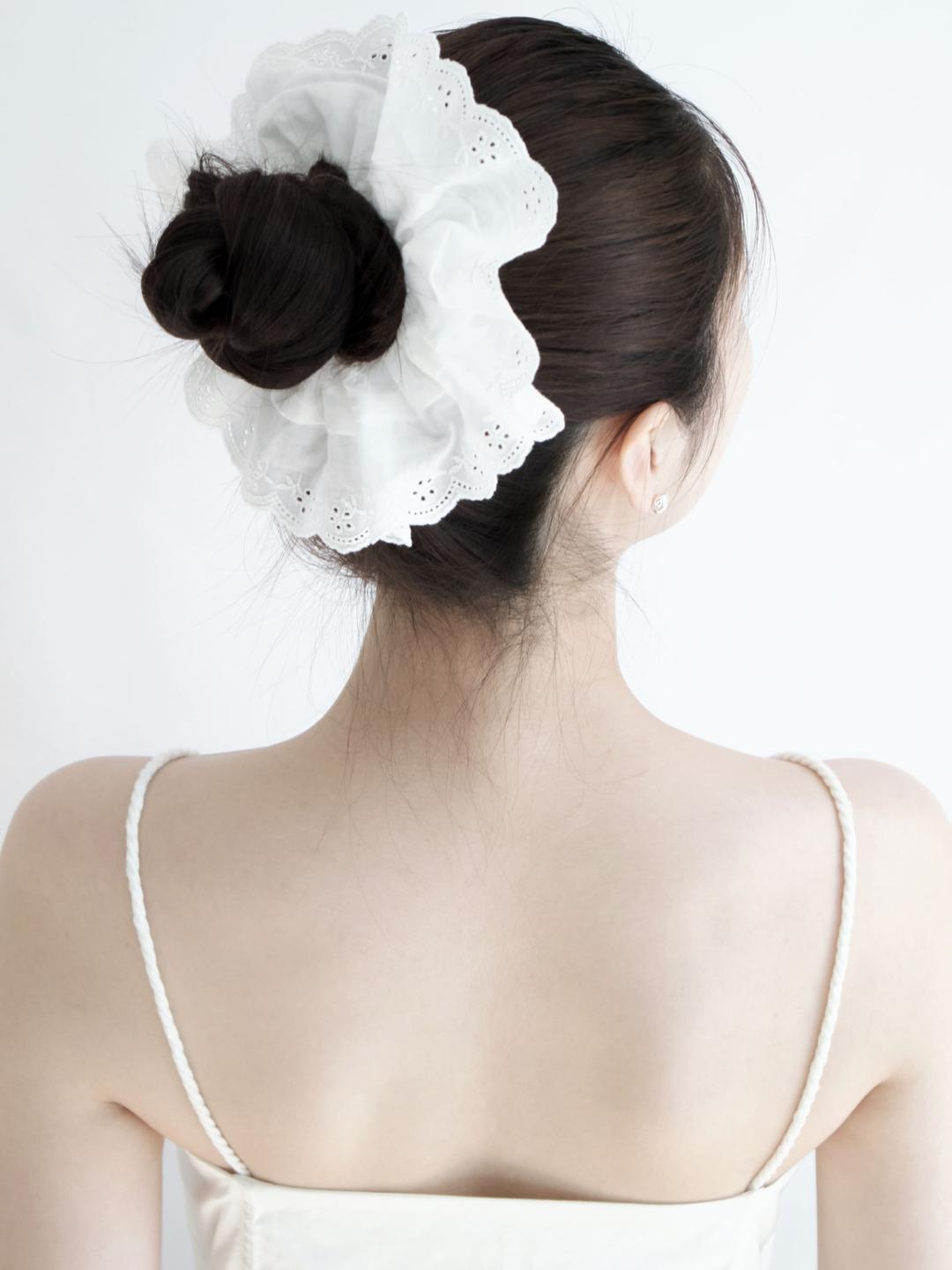 DAISY FLOWER SCRUNCHIE