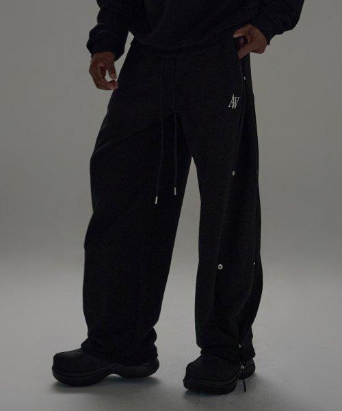 AW 로고 사이드 스냅 와이드핏 트레이닝 팬츠 (블랙)