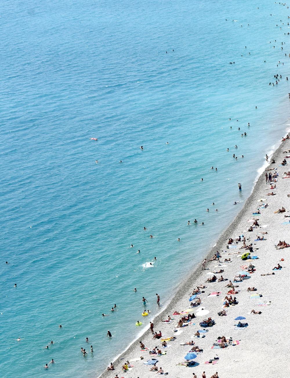 #3. 찬란한 니스 해변