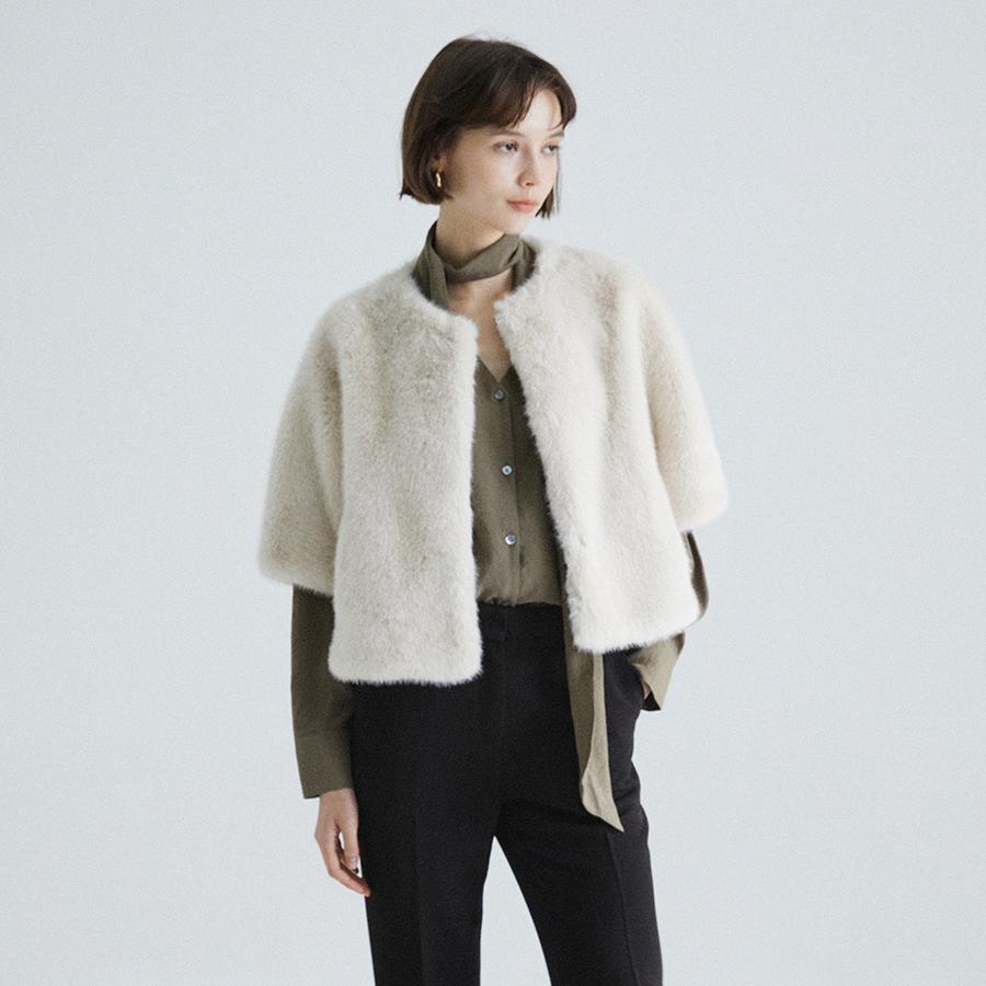 하프 슬리브 크롭 퍼 재킷 IRAA3FS211