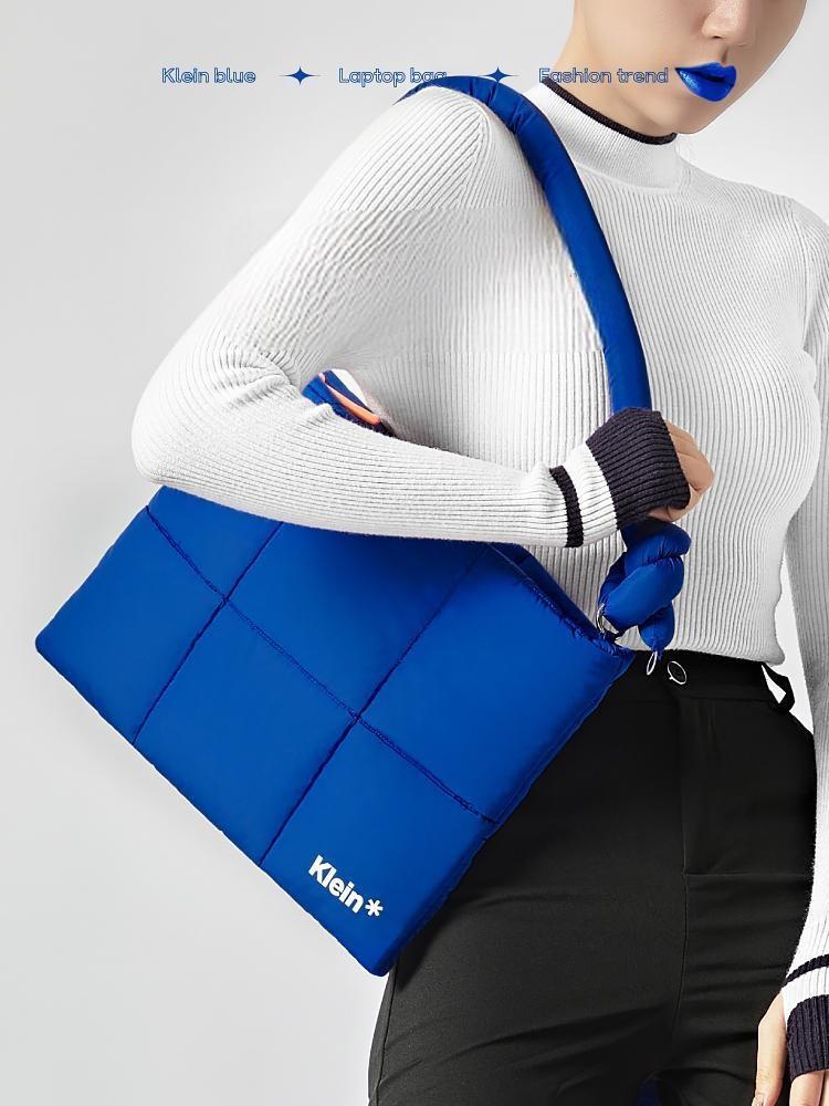 수심 Blue Padding Bag 패딩 노트북 파우치 블루 숄더백 맥북 힙한 14인치