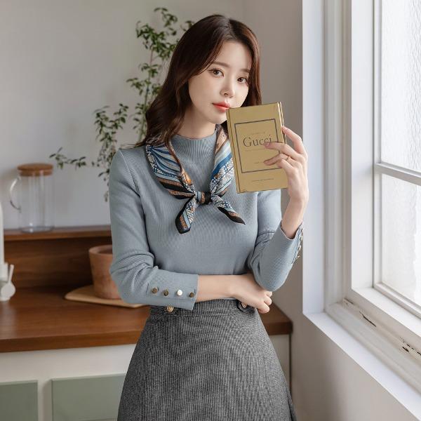 포르스 하프 넥 골드 버튼 슬리브 니트