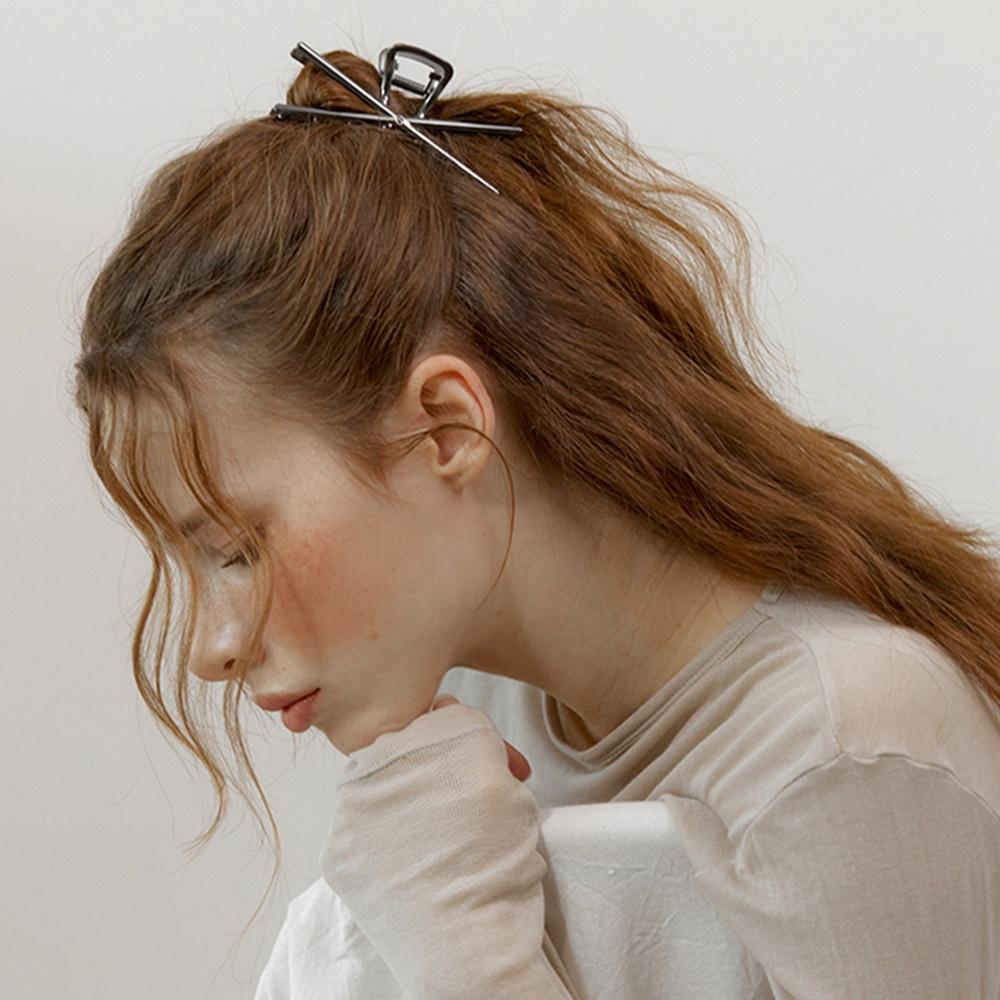 [29CM 단독] Oblique hair claw clip (Metal grey)