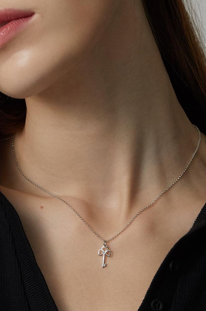 CLOVER KEY CHAIN NECKLACE (2colors) AN422004