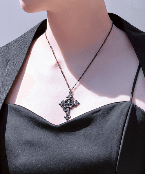 메데이아 서펀트 십자가 목걸이