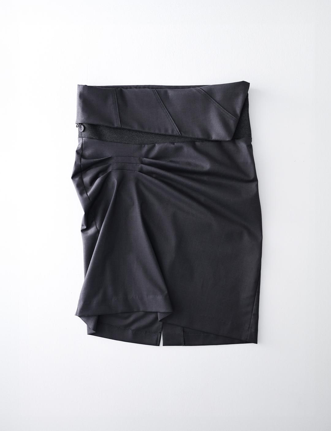 Brace pintuck skirt (graphite)