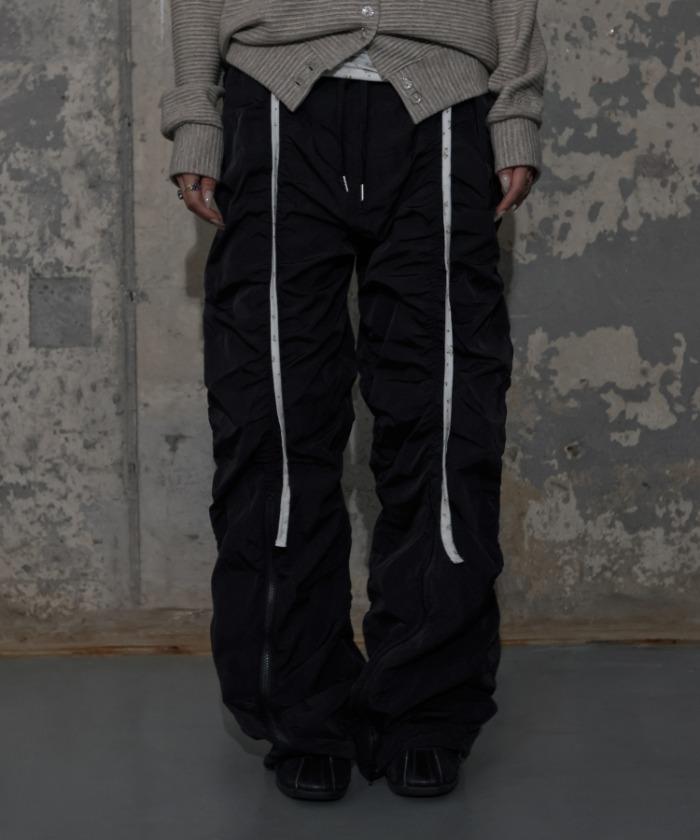 LOW-RISE NYLON SHIRRING PANTS (BLACK) F25ZD974
