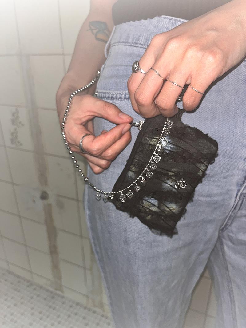 비밀에 잠기어 죽다 pouch keyring(Black)