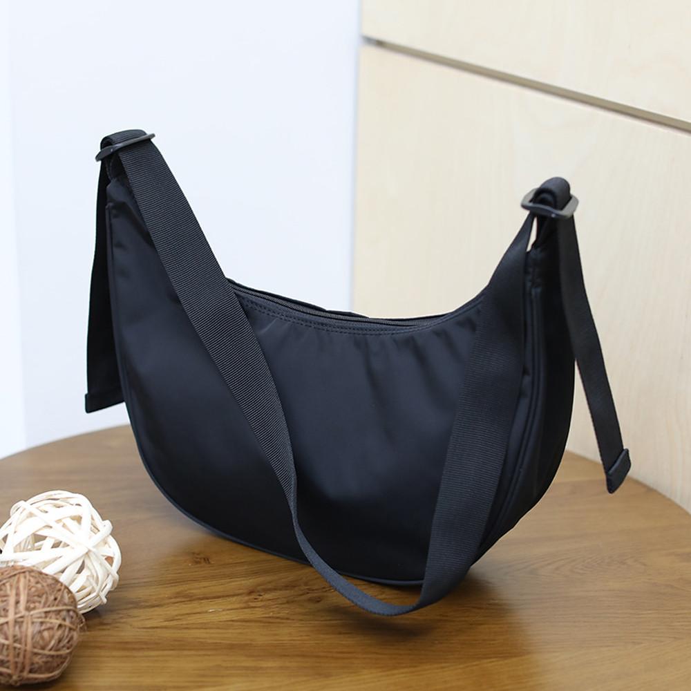 미듐사이즈 나일론 반달 무지 방수 크로스백