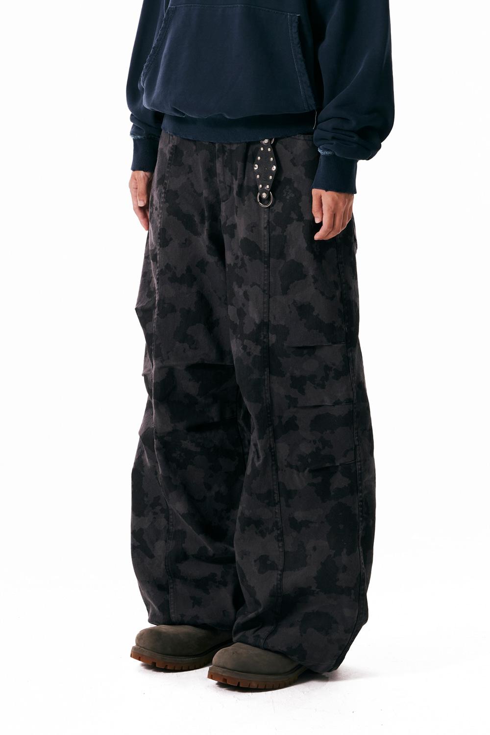[4.2 예약배송] Knee Pin-tuck Camouflage Twill Pants (Black)