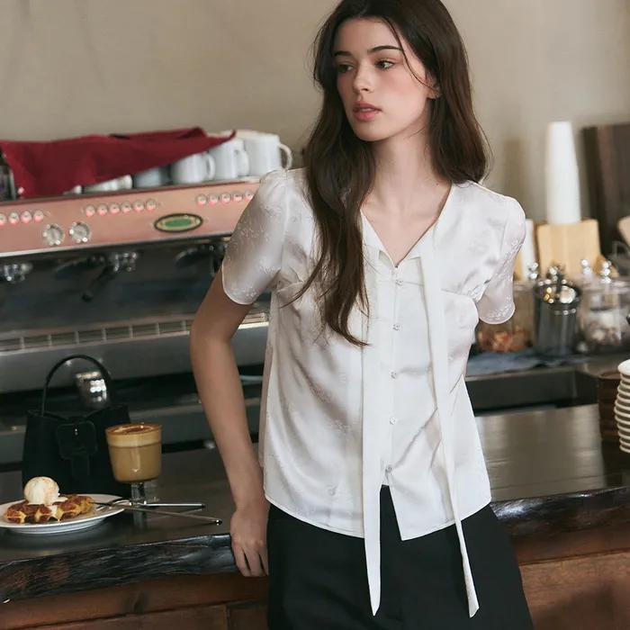 새틴 자카드 타이 블라우스 [WHITE]