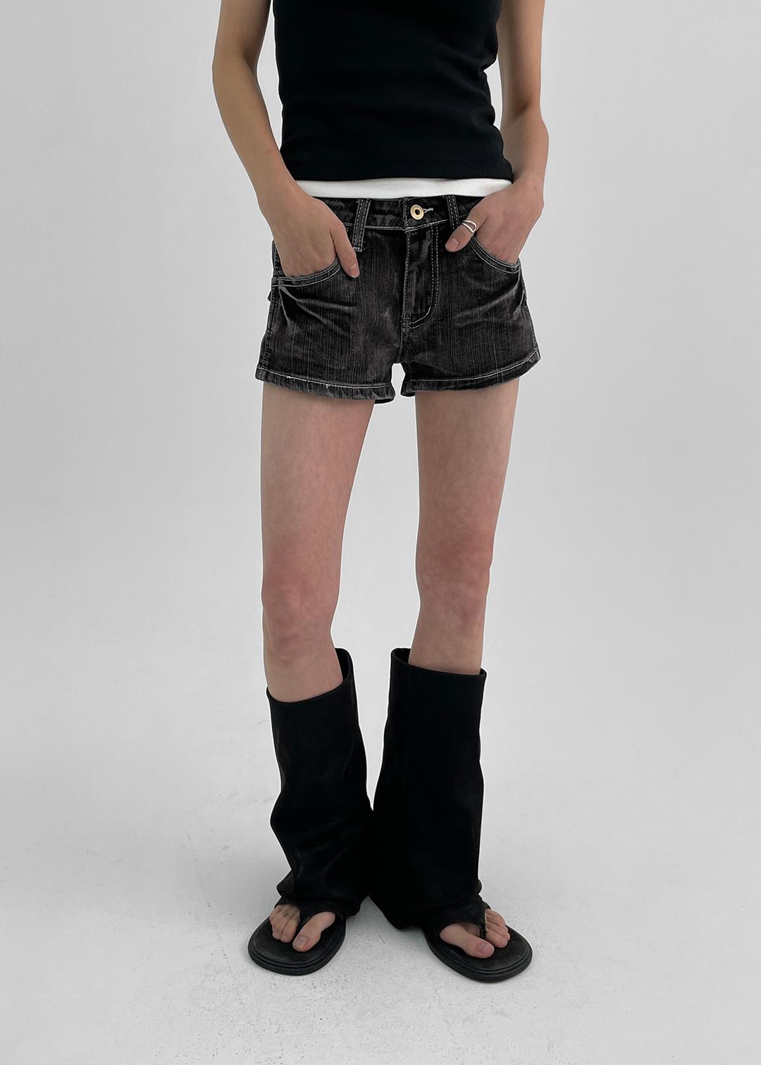 블랙업 홀레 로우웨이스트 데님 숏팬츠 *