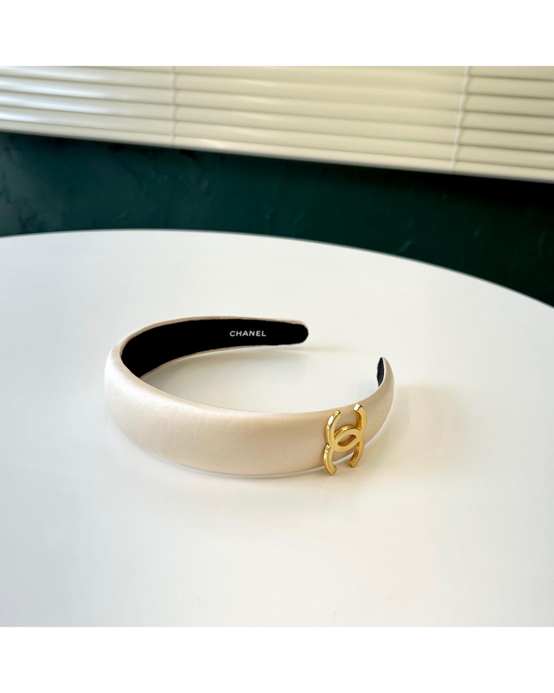 CHANEL hanger CC brooch no.18