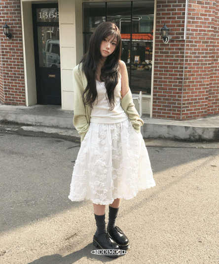 [모델극찬🧚‍♂️]  플로럴 레이스 미디 스커트-2color