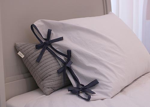 BeddingSet_PaleGray_Navy_Ribbon