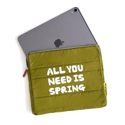 타이포 퀼팅 태블릿 파우치 24x20cm