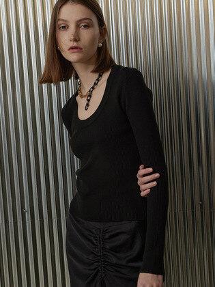 SIMPLE U-NECK KNIT [BLACK]