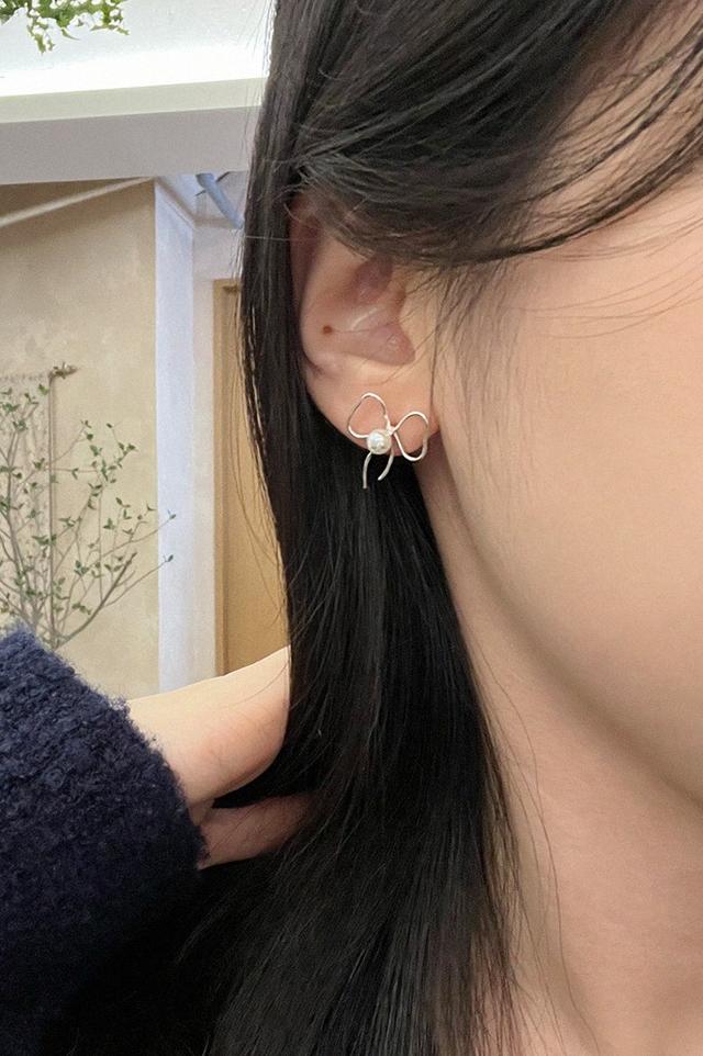【TATIANA】Lovely Pearl Ribbon Earring EC1952〜リボンピアス MUSINSA公式 | TATIANA (SILVER925) Lovely Pearl Ribbon