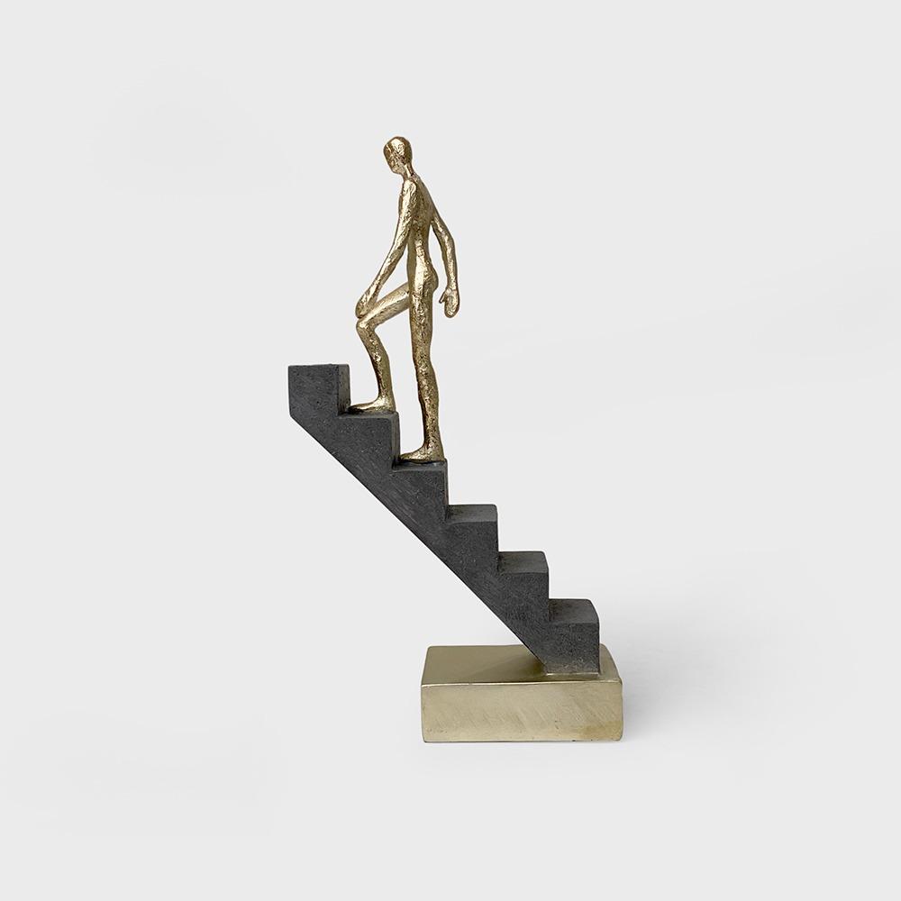 계단을 오르는 사람 오브제