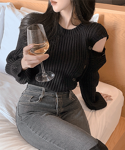 크럼프 라운드 오프숄더 사선 단추 긴팔 골지 니트 (블랙/아이보리/브라운)